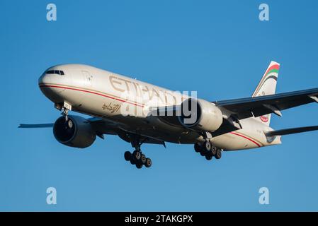 Etihad Airways Cargo Boeing 777-FFX Frachtflugzeug A6-DDC im Finale landet in der hellen Wintersonne am Flughafen London Heathrow, Großbritannien Stockfoto