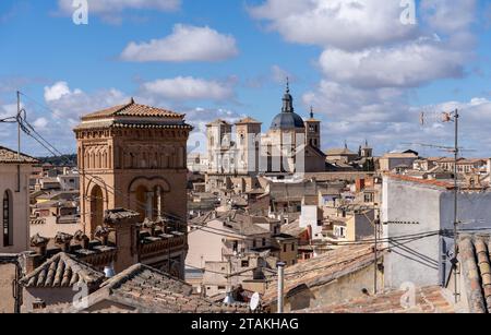 Jesuitenkirche von San Ildefonso zwischen den Dächern der Stadt Toledo, Spanien, an einem sonnigen Tag. UNESCO-Weltkulturerbe Stockfoto