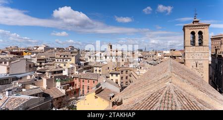 Blick auf das historische Zentrum von Toledo, Spanien, mit dem Dach der Magdalena-Kirche im Vordergrund an einem sonnigen Tag. UNESCO-Weltkulturerbe Stockfoto