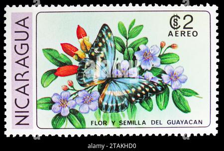 MOSKAU, RUSSLAND - 17. NOVEMBER 2023: Briefmarke gedruckt in Nicaragua zeigt Guayacan (Lignum vitae), Zypern Morpho (Morpho cyprus), Blumen Serie, ci Stockfoto