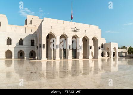 Maskat, Oman - 11. Februar 2020: Fassade des Königlichen Opernhauses in Maskat mit Nationalflagge des Oman in Maskat, Sultanat von Oman Stockfoto