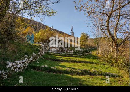 Castelpetroso, Heiligtum der Madonna Addolorata. Via Matris. Einblicke Stockfoto