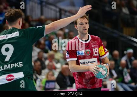 Wetzlar, Deutschland. Dezember 2023. Wetzlar, Deutschland, 1. Dezember 2023: Mathias Gidsel ( 19 Berlin) Ole Klimpke ( 9 Wetzlar) während des Liqui Moly Handball-Bundesliga-Spiels zwischen HSG Wetzlar und Fuechse Berlin in der Buderus-Arena in Wetzlar. (Julia Kneissl/SPP) Credit: SPP Sport Press Photo. /Alamy Live News Stockfoto