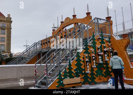 Dresden, Deutschland - 29. November 2023 - der Weihnachtsbogen an einem der Eingänge zum Striezelmarkt in Dresden. Stockfoto