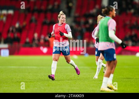 London, Großbritannien. Dezember 2023. Die englische Lauren Hanf erwärmt sich vor dem Auftakt während des Spiels England Women gegen Netherlands Women UEFA Women's Nations League am 1. Dezember 2023 im Wembley Stadium in London, England, Großbritannien Credit: Every Second Media/Alamy Live News Stockfoto