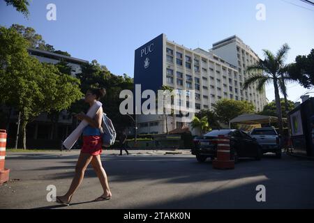 Campus der Päpstlichen Katholischen Universität Rio de Janeiro. PUC-Gebäude - Rio de Janeiro, Brasilien 11.30.2023 Stockfoto