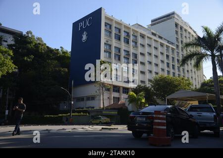 Campus der Päpstlichen Katholischen Universität Rio de Janeiro. PUC-Gebäude - Rio de Janeiro, Brasilien 11.30.2023 Stockfoto