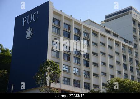 Campus der Päpstlichen Katholischen Universität Rio de Janeiro. PUC-Gebäude - Rio de Janeiro, Brasilien 11.30.2023 Stockfoto