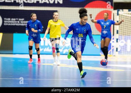 Frederikshavn, Dänemark. Dezember 2023. Mariana Costa (88) aus Brasilien wurde während des Spiels der IHF Handball-Weltmeisterschaft 2023 zwischen Kasachstan und Brasilien in der Arena Nord in Frederikshavn gesehen. (Foto: Gonzales Photo/Alamy Live News Stockfoto