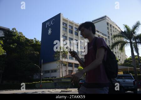 Campus der Päpstlichen Katholischen Universität Rio de Janeiro. PUC-Gebäude - Rio de Janeiro, Brasilien 11.30.2023 Stockfoto