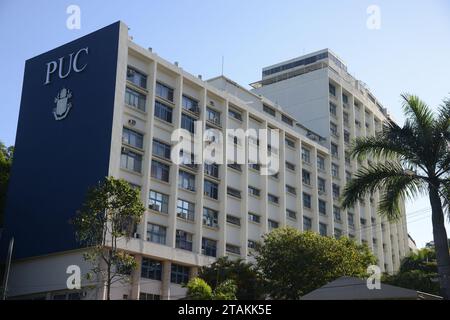 Campus der Päpstlichen Katholischen Universität Rio de Janeiro. PUC-Gebäude - Rio de Janeiro, Brasilien 11.30.2023 Stockfoto