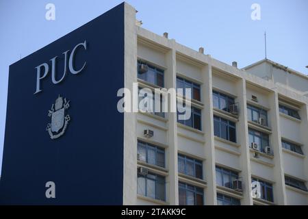 Campus der Päpstlichen Katholischen Universität Rio de Janeiro. PUC-Gebäude - Rio de Janeiro, Brasilien 11.30.2023 Stockfoto