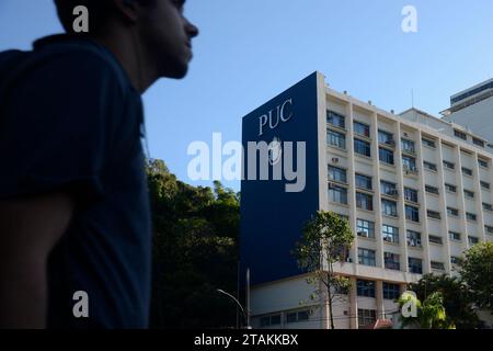 Campus der Päpstlichen Katholischen Universität Rio de Janeiro. PUC-Gebäude - Rio de Janeiro, Brasilien 11.30.2023 Stockfoto