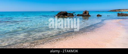 Wunderschöner Blick auf Elafonisi Beach, Chania. Der fantastische rosa Strand von Kreta. Die Insel Elafonisi ist wie ein Paradies auf Erden mit einem wunderbaren Strand. Banner. Stockfoto