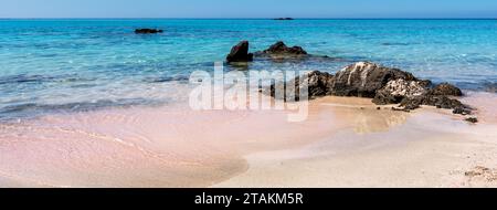 Wunderschöner Blick auf Elafonisi Beach, Chania. Der fantastische rosa Strand von Kreta. Die Insel Elafonisi ist wie ein Paradies auf Erden mit einem wunderbaren Strand. Banner. Stockfoto