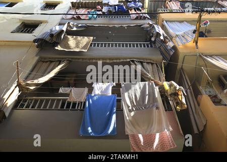 Kleidung hängte zum Trocknen auf den Balkonen eines Wohnhauses in den armenischen Straßen von Bourj Hammoud, Libanon. Stockfoto