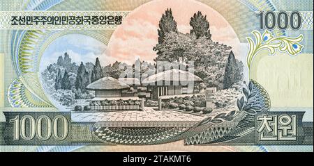 Geburtsort von Kim Il Sung in Mangyongdae-Guyok auf der Rückseite der nordkoreanischen 1000-Won-Banknote. Nordkoreanische Währung Stockfoto