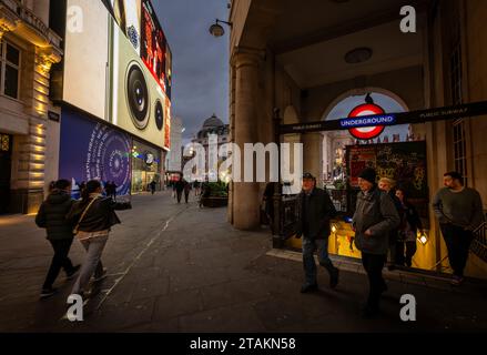 London, Großbritannien - 20. November 2023: Eingang zur U-Bahnstation Piccadilly Circus an der Kreuzung von Glasshouse Street und Piccadilly Circus. Stockfoto