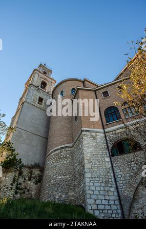 Pfarrkirche der Stadt, sie wurde im 12. Jahrhundert erbaut, nach dem Erdbeben von 1706, wurde sie wieder gebaut, jedoch erhielt sie das 14. Jahrhundert BE Stockfoto