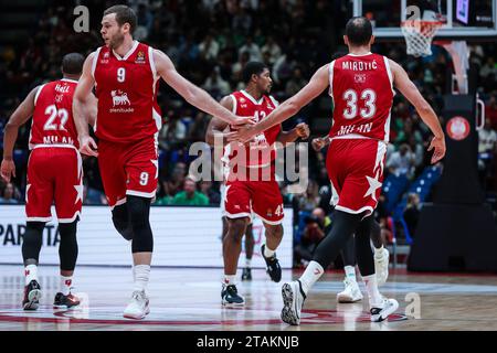 Nikola Mirotic #33 von EA7 Emporio Armani Milan (R) gibt Nicolo Melli #9 von EA7 Emporio Armani Milan (L) während der regulären Saison Runde 11 zwischen EA7 Emporio Armani Milan und Zalgiris Kaunas im Mediolanum Forum eine hohe fünf. Endergebnis; EA7 Mailand 70: 83 Zalgiris. Stockfoto