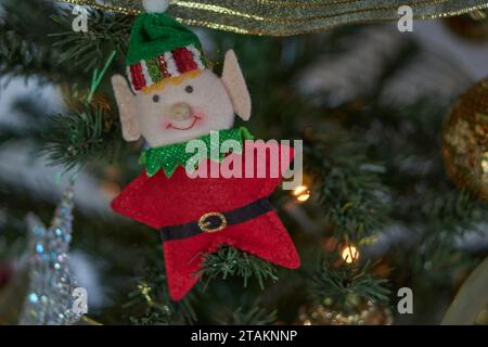 Dekorative Miniatur-Sternelfe in einem weihnachtsbaum. Flache Ladefläche, Kopierraum. Stockfoto