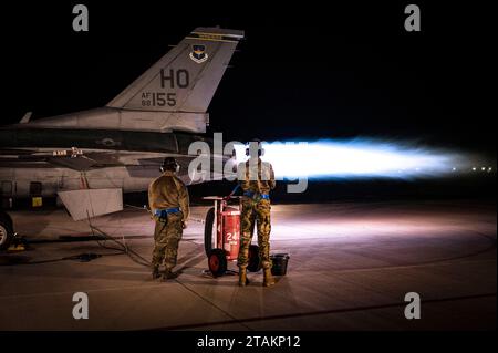 Die Wartungseinheit führte am 16. November 2023 eine Wartung des Nachbrenners für den Hochleistungsmotor F-16 Viper bei Holloman AFB, NM, durch. Foto von Michelle Ferrar Stockfoto