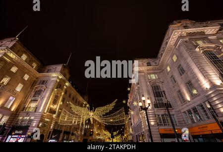 London, Großbritannien - 20. November 2023: Regent Street St James's im Zentrum von London mit Weihnachtsbeleuchtung. Vom Piccadilly Circus aus gesehen, der nach oben blickt. Stockfoto