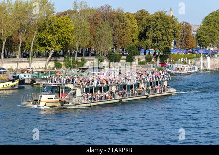 Paris, Frankreich - 8. Oktober 2023 : Blick auf ein touristisches Ausflugsboot voller Touristen an der seine in Paris Frankreich Stockfoto