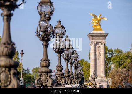 Paris, Frankreich - 8. Oktober 2023 : Blick auf die Pont Alexandre III, die berühmte Deckbogenbrücke mit Skulpturen und wunderschönen Laternen in Paris Frankreich Stockfoto
