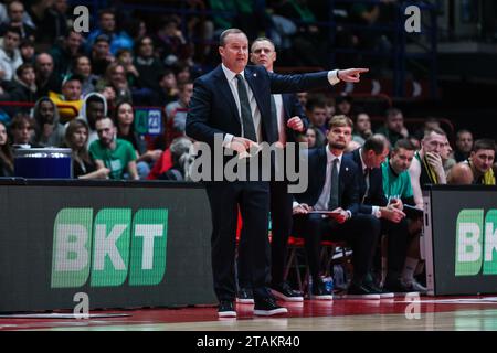 Mailand, Italien. November 2023 30. Kazys Maksvytis Head Coach von Zalgiris Kaunas gibt während der regulären Saison der Turkish Airlines EuroLeague Runde 11 zwischen EA7 Emporio Armani Milan und Zalgiris Kaunas im Mediolanum Forum Gesten. Endergebnis; EA7 Mailand 70: 83 Zalgiris. (Foto: Fabrizio Carabelli/SOPA Images/SIPA USA) Credit: SIPA USA/Alamy Live News Stockfoto