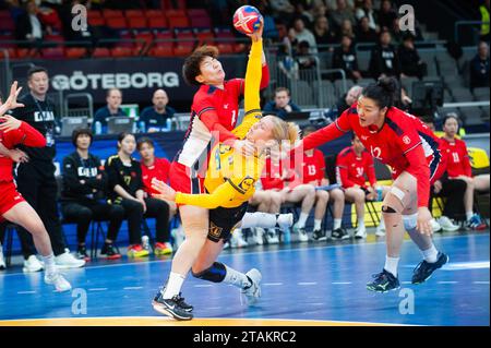 Göteborg, Schweden. Dezember 2023. Emma Lindqvist aus Schweden während des Spiels der IHF Frauen-Handball-Weltmeisterschaft 2023 zwischen Schweden und China am 1. Dezember 2023. Quelle: PS Photo / Alamy Live News Stockfoto