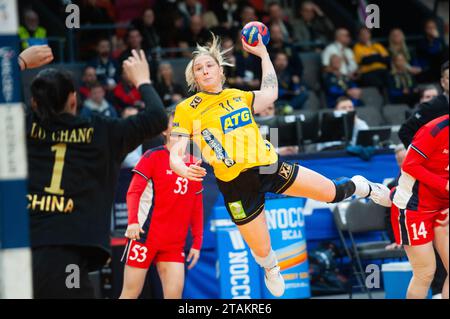 Göteborg, Schweden. Dezember 2023. Nina Dano aus Schweden. Während des Spiels der IHF Frauen-Handball-Weltmeisterschaft 2023 zwischen Schweden und China am 1. Dezember 2023. Quelle: PS Photo / Alamy Live News Stockfoto