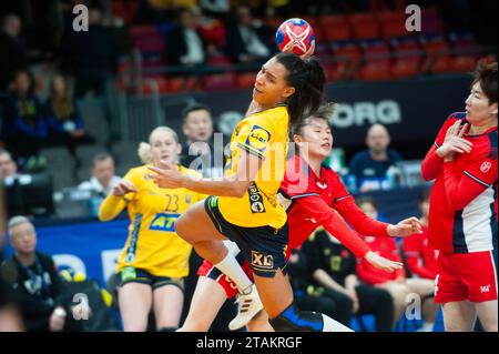 Göteborg, Schweden. Dezember 2023. Jamina Roberts aus Schweden während des Spiels der IHF Frauen-Handball-Weltmeisterschaft 2023 zwischen Schweden und China am 1. Dezember 2023. Quelle: PS Photo / Alamy Live News Stockfoto