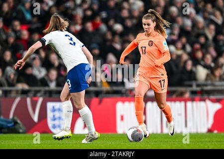 LONDON - (l-r) Niamh Charles von England, Victoria Pelova von Holland während des UEFA Nations League Frauenspiels zwischen England und den Niederlanden am 1. Dezember 2023 in Wembley in London, Großbritannien. ANP GERRIT VAN KÖLN Stockfoto