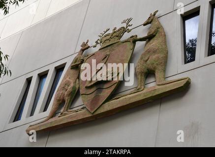 Das Wappen außerhalb der Gerichte in Perth, Western Australia, zeigt zwei Kängurus und einen schwarzen Schwan auf dem Fluss Stockfoto