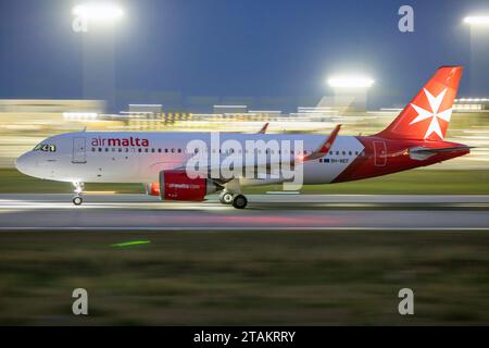 Air Malta Airbus A320-251N (Reg.: 9H-NEF) startet kurz vor völliger Dunkelheit. Stockfoto