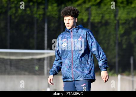 Swansea, Wales. 1. Dezember 2023. Filip Lissah aus Swansea City während des Vorspiels vor dem U21-Spiel der Professional Development League zwischen Swansea City und Colchester United am 1. Dezember 2023 in der Swansea City Academy in Swansea, Wales, Großbritannien. Quelle: Duncan Thomas/Majestic Media/Alamy Live News. Stockfoto