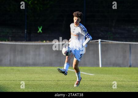 Swansea, Wales. 1. Dezember 2023. Filip Lissah aus Swansea City kontrolliert den Ball während des U21 Professional Development League-Spiels zwischen Swansea City und Colchester United an der Swansea City Academy in Swansea, Wales, Großbritannien am 1. Dezember 2023. Quelle: Duncan Thomas/Majestic Media/Alamy Live News. Stockfoto