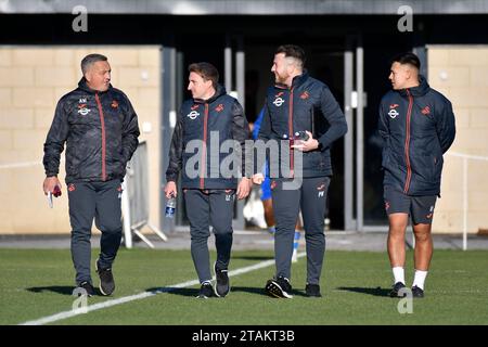 Swansea, Wales. 1. Dezember 2023. Anthony Wright Head Coach of Swansea City Under 21 (links), Liam Ross Swansea City Academy Individual Coach Analyst, Paul Wavell Swansea City Head of Academy Goalkeeping und Brandon Yeap Swansea City Under 21 Physical Performance Coach gingen am 1. Dezember 2023 auf das Spielfeld vor dem U21 Professional Development League Spiel zwischen Swansea City und Colchester United in der Swansea City Academy in Swansea, Wales, Großbritannien. Quelle: Duncan Thomas/Majestic Media/Alamy Live News. Stockfoto