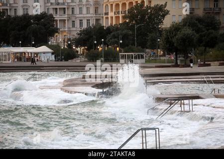 Rijeka, Kroatien. Dezember 2023. Starke Regenfälle und starke Winde verursachen im Dezember in Opatija, Kroatien, riesige Wellen. 3, 2023 Foto: Goran Kovacic/PIXSELL Credit: Pixsell/Alamy Live News Stockfoto