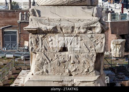 Trajan-Säule (lateinisch Columna Traiani) ist eine römische Triumphsäule im Trajan-Forum in Rom. Stockfoto