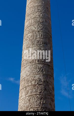 Trajan's Column (lateinisch Columna Traiani) ist eine römische Triumphsäule im Trajan's Forum in Rom. Stockfoto