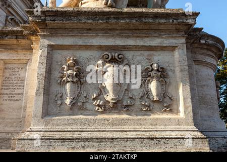 Basis mit der Inschrift SPQR, Senatus populusque Romanus, ist ein lateinisches Motto, was „der Senat und das römische Volk“ bedeutet, Rom, Italien. Stockfoto