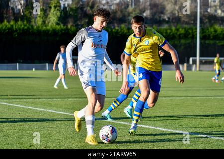 Swansea, Wales. 1. Dezember 2023. Charlie Veevers aus Swansea City unter dem Druck von Elliott Carter aus Colchester United während des U21-Spiels zwischen Swansea City und Colchester United in der Swansea City Academy in Swansea, Wales, Großbritannien am 1. Dezember 2023. Quelle: Duncan Thomas/Majestic Media/Alamy Live News. Stockfoto