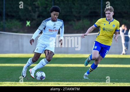 Swansea, Wales. 1. Dezember 2023. Kristian Fletcher aus Swansea City wird am 1. Dezember 2023 während des U21-Spiels der Professional Development League zwischen Swansea City und Colchester United in der Swansea City Academy in Swansea (Wales) angegriffen. Quelle: Duncan Thomas/Majestic Media/Alamy Live News. Stockfoto