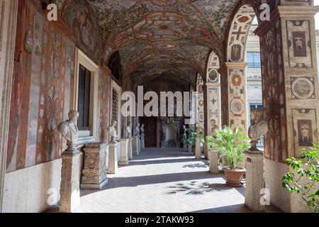 Büsten der Loggia, Palazzo Altemps (italienisch: palazzo Altemps). Piazza di Sant'Apollinare, 46, 00186 Roma RM, Italien Stockfoto