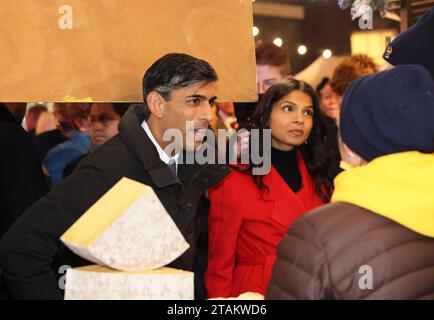 Premierminister Rishi Sunak und Akshata Murty schlendern durch die Stände auf dem Downing Street Festive Marketplace 2023 in London, Großbritannien Stockfoto