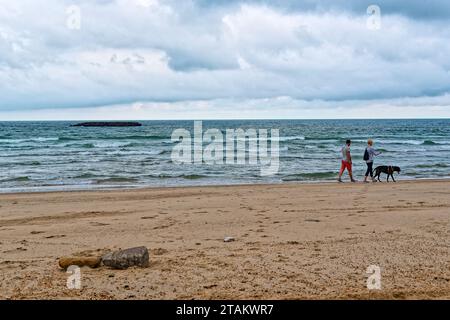 la plage de biarritz au Pays baskenland en ete apres la pluie avec quelques Vacanciers et Surfers Stockfoto