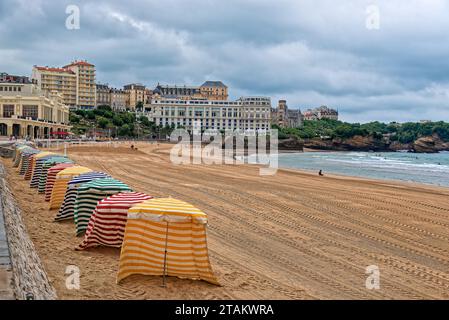 la plage de biarritz au Pays baskenland en ete apres la pluie avec quelqus Vacanciers et Surfers Stockfoto