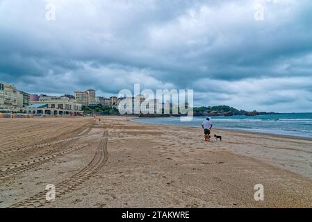 la plage de biarritz au Pays baskenland en ete apres la pluie avec quelques Vacanciers et Surfers Stockfoto